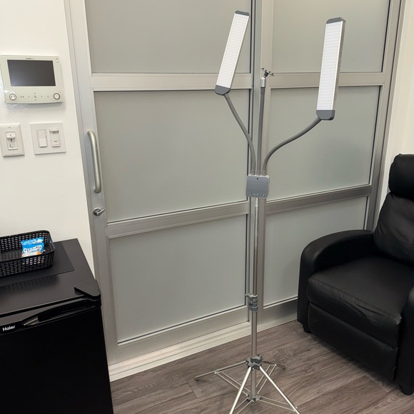 Adjustable Silver LED Light Stand - Picture 2 of 2